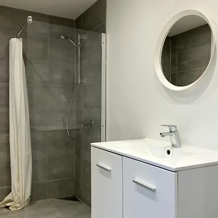 Spacious For 10 Apartamento Korup